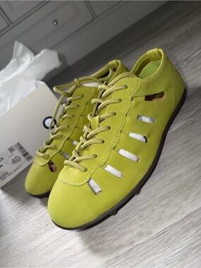 Women’s Shoes in White - Classic Low-Profile Style